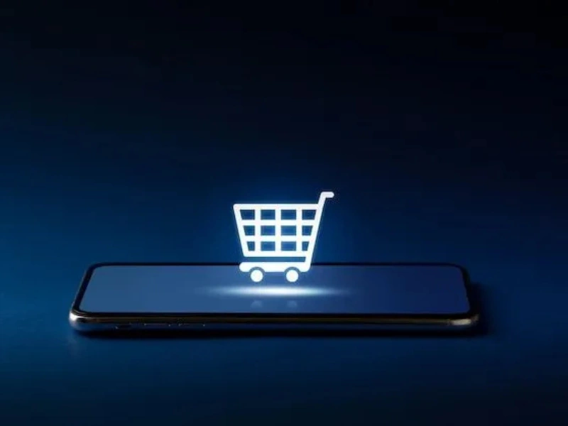 Settore E-commerce: carrello digitale su smartphone