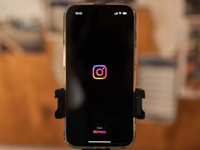 Team Marketing: smartphone con social media